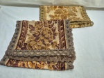 Lote de 2 caminhos de mesa com detalhes em veludo. Medindo o maior 95cm x 35cm. Com marcas de guardado.