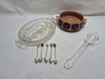 Lote de petisqueira dupla em vidro, bowl em porcelana, etc. Medindo a petisqueira 26cm x 16cm x 3,5cm de altura.