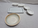 Lote diverso, composto de petisqueira retangular, 4 cumbucas ovais e 1 bowl, peças em porcelana. Medindo 21cm x 12cm.