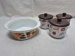 Lote de 3 potiches de tempero em porcelana com tampa em madeira e bowl em porcelana. Medindo o bowl 14,5cm x 6cm de altura.