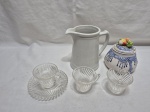 Lote de bule em porcelana, potiche em porcelana e 3 xícaras de café com 1 pires. Medindo a leiteira 13cm de altura.