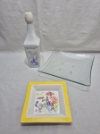 Lote de fruteira quadrada em vidro, garrafa em vidro e petisqueira em porcelana. Medindo a fruteira 26cm x 26cm x 5cm de altura.