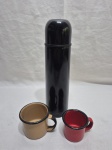 Garrafa térmica e 2 canecas em metal esmaltado ágata. Medindo a garrafa 25cm de altura.