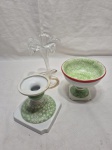 Lote de bowl e base em porcelana, e vaso floreira em vidro. Medindo a floreira 18cm de altura.