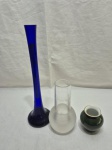 Lote de 3 vasos, floreiras em vidro, porcelana e demicristal. Medindo o maior 31cm de altura.