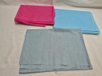 Lote de tecidos diversos para artesanato em tamanhos diferentes. Medindo o rosa 150cm x 100cm. Peças com marcas de guardado.
