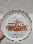 Lindo prato decorativo em porcelana portuguesa Vista Alegre, "Casa Museu de Camilo - Vila Nova de Famalição". Medindo 14cm de diâmetro.