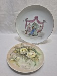 Lote de 2 pratos decorativos em porcelana pintada à mão. Medindo o maior 25cm de diâmetro.