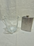 Lote de balde de gelo em vidro, pinça em acrílico e cantil em metal prateado. Medindo o balde 12cm x 13cm de altura.