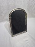 Antigo espelho de mesa, bisotado com moldura em prata de lei 950, contrastado cabeça de Minerva.  Medindo 38cm x 27cm, pesando a prata 544 gramas.