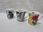 Lote de 3 canecas em porcelana para coleção. Medindo o maior 10cm de altura.