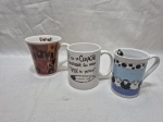 Lote de 3 canecas em porcelana para coleção. Medindo o maior 10cm de altura.