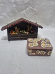 Lote de porta chaves em madeira e caixa decorativa em cerâmica floral. Medindo o porta chaves 21cm x 12cm.