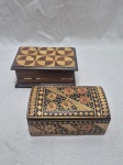 Lote de 2 caixas decorativas em madeira ricamente marchetada. Medindo a maior 13,5cm x 9cm x 5,5cm de altura.