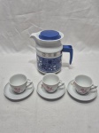 Lote de bule com 3 xícaras de café em porcelana. Medindo o bule 16cm de altura.