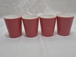 Jogo de 4 copos de suco em porcelana vermelha. Medindo 6,5cm x 8cm de altura.