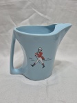 Linda Jarra com propaganda do whisky Johnnie Walker em porcelana inglesa Wade Reqicor. Medindo 12cm x 13cm de altura.