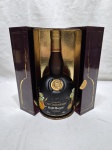 Garrafa lacrada comemorativa de 150 anos do licor Grand Marnier Cuvée du Cent Cinquantenaire, 700 ml. Por conta do produto estar lacrado, não nos responsabilizamos pela integridade do conteúdo.