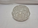 Linda floreira para arranjos de flores em vidro francês. Medindo 12cm de bojo x 7,5cm de altura.