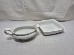 Lote de molheira e travessa quadrada em porcelana branca. Medindo a travessa 18cm x 18cm x 4,5cm de altura.