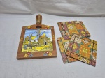 Lote de tábua para corte de queijos em madeira com azulejo ao fundo e 4 descansos de panela em madeira. Medindo a tabua 33cm x 19cm.