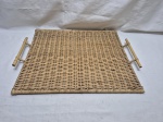 Bandeja retangular com 2 alças em bambu com fundo em ratam trançado. Medindo 46,5cm x 40cm x 51cm alça a alça.