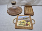 Lote de bandeja quadrada com azulejo ao fundo, bandeja retangular em madeira e prato de queijo com tampa em acrílico. Medindo a bandeja 19,5cm x 19,5cm.
