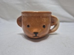 Linda caneca infantil na forma de urso em faiança Mauá Trenzinho. Medindo 8cm x 7cm de altura. Com fios de cabelo de acordo com faiança.