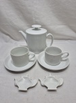 Lote de bule, 2 xícaras de chá e 2 descansos de saco de chá em porcelana branca. Medindo o bule 11,5cm de altura.