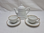 Bule com 2 xícaras de café em porcelana branca. Medindo o bule 10cm de altura.