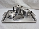 Lote de bule, açucareiro, manteigueira, porta guardanapos e bandeja em aço inox. Medindo a bandeja 43cm x 31cm.