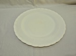 Lindo prato de bolo em vidro opalinado com relevos na borda. Medindo 30,5cm de diâmetro.