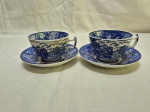 Par de xícaras de chá em porcelana inglesa com pintura azul e branco. Medindo 9,5cm x 6,5cm de altura, com pequeno bicado.