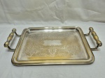 Linda bandeja retangular em prata 90 com fundo cinzelado. Medindo 33cm x 25,5cm x 40cm alça a alça. Com desgaste.