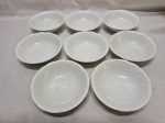 Jogo de 8 cumbucas de sobremesa em porcelana branca com relevos. Medindo 14cm x 4cm de altura.