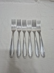Jogo de 6 garfos de mesa em aço inox Meridional com relevos. Medindo 20cm de comprimento.