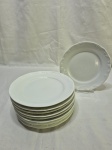 Jogo de 9 pratos de sobremesa em porcelana branca com relevos. Medindo 19,5cm de diâmetro.