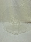 Lindo prato de bolo em vidro incolor moldado. Medindo 34cm de diâmetro. Leve batida na base.