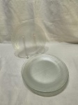 Jogo de 7 pratos rasos de mesa em vidro Nadir moldado. Medindo 23cm de diâmetro.