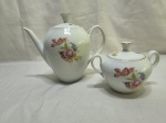 Bule e açucareiro em porcelana Renner floral com friso ouro. Medindo o bule 16cm de altura.