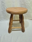 Lindo banco, banqueta em madeira clara. Medindo 24cm x 29cm de altura.