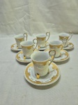 Jogo de 6 xícaras de café em porcelana borda amarela e friso ouro. Medindo 5,5cm x 5,5cm de altura.