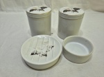 Jogo de 2 potiches, saboneteira e bowl em porcelana branca. Medindo 10cm de altura.