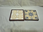 Lote de 2 descanso de panela em madeira com azulejo antigo ao fundo. Medindo o maior 17cm x 17cm.