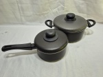 Lote de 2 panelas, sendo uma panela e uma caçarola em alumínio revestido de teflon. Medindo a maior 21cm x 9cm de altura.