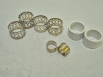 Lote de 8 argolas de guardanapo, sendo em prata 90, metal e porcelana. Medindo a maior 5cm de altura.