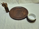 Lote de tábua de queijos, 13 garfos de petisco em madeira e bowl em porcelana. Medindo a tabua 27cm de diâmetro.
