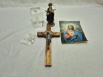 Lote sacro, composto de imagem em vidro, imagem em resina, crucifixo em madeira, etc. Medindo o crucifixo 20cm x 10cm.