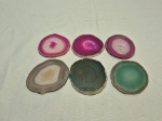 Jogo de 6 descansos de copo em lâmina de rocha colorida. Medindo a maior 6,5cm de diâmetro.