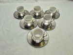 Jogo de 6 xícaras de café em porcelana, com pires e suporte em aço inox, pires adaptado. Medindo 5cm x 5,5cm de altura.